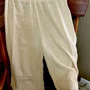 Capris pants in summery fabric with room for comfort